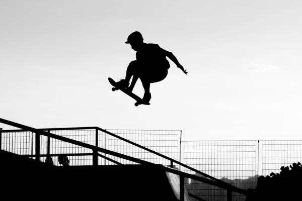 Silhouette Uno Skateboarder Che Salta Uno Skatepark — Foto Stock