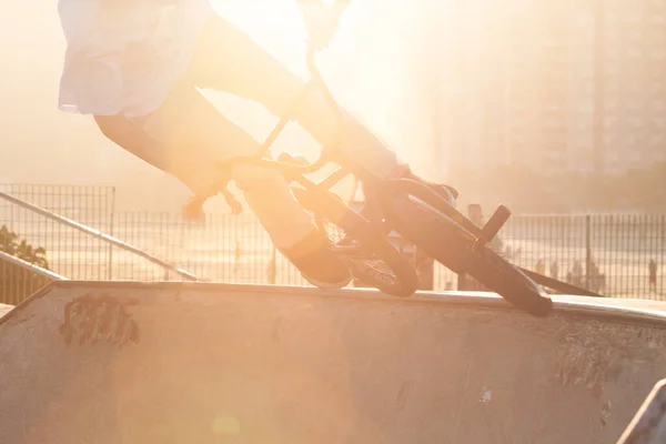Bmx Bisikletçisi Kasede Numaralar Yapıyor — Stok fotoğraf