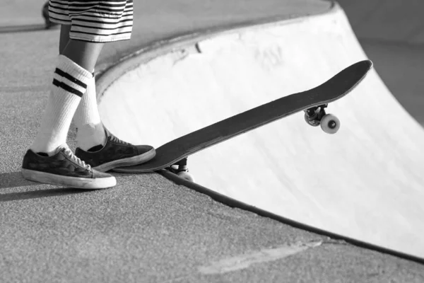 Skateboarder Έτοιμο Ρίξει Ένα Μπολ Μαύρο Και Άσπρο — Φωτογραφία Αρχείου