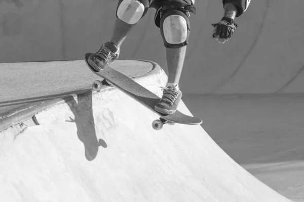 Skateboarder Klaar Een Schaal Zwart Wit Laten Vallen — Stockfoto