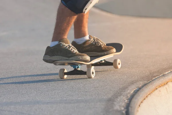 Skateboarder Pronto Para Soltar Uma Tigela — Fotografia de Stock