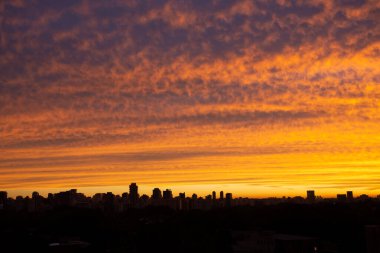Gün batımında Sao Paulo 'nun silüeti, Brezilya.