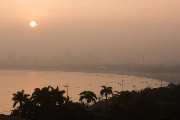 Veduta Della Spiaggia Enseada Guaruja Durante Tramonto Nebbioso — Foto Stock