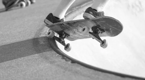 Skateboarder Fazendo Truque Moagem Trilho Uma Tigela — Fotografia de Stock