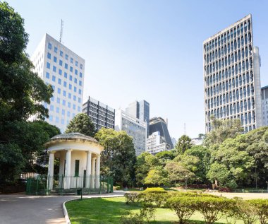 Arka planda Avenida Paulista 'daki binaların olduğu Sao Paulo' daki Trianon parkının kısmi görüntüsü.