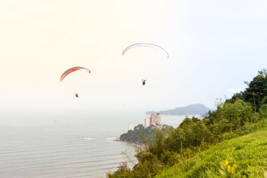 Sao vicente, Brezilya 'da birkaç paraşütçü uçuyor..