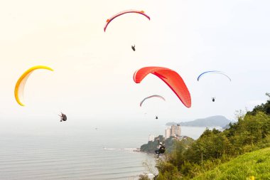 Sao vicente, Brezilya 'da birkaç paraşütçü uçuyor..