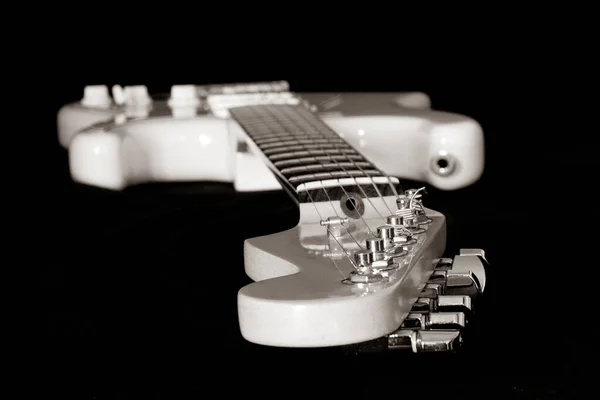 Detail Der Gitarre Auf Schwarzem Hintergrund — Stockfoto