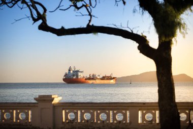 Petrol-Kimya tankeri gün batımında Santos limanından ayrılıyor, Brezilya.