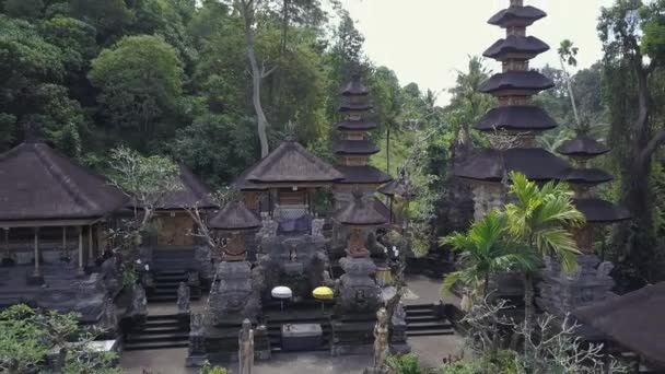 Aerial view of Bali temple on green forest background. — Stock Video