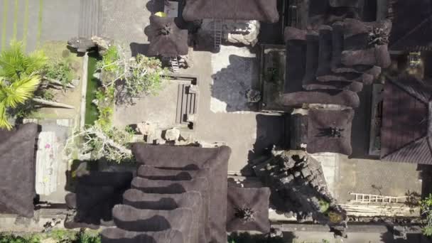 Luftaufnahme des Bali-Tempels auf grünem Waldhintergrund. — Stockvideo