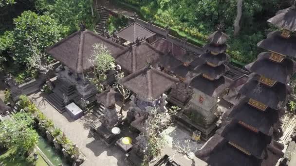 Вид с воздуха на храм Бали на зеленом фоне леса . — стоковое видео