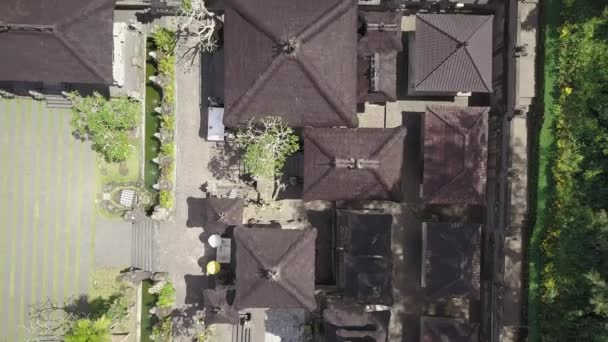 Vue aérienne du temple de Bali sur fond de forêt verte .