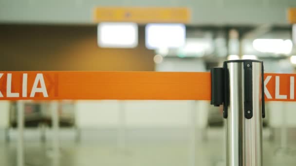 Primer plano de apertura del poste de la cerca con cuerda de línea de espera naranja para el registro — Vídeo de stock