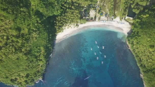 Vista aérea de la hermosa bahía de agua azul del océano — Vídeos de Stock