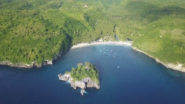 Luchtfoto van de prachtige baai en de tropische groen eiland met azuurblauwe water van de Oceaan — Stockvideo