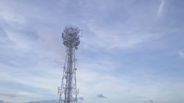 Vista aérea de la torre de comunicación del teléfono celular contra el cielo azul . — Vídeo de stock