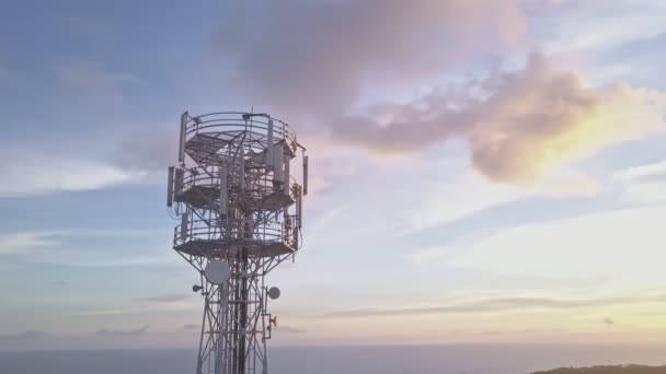 Vista aérea da torre de comunicação do telefone celular contra o céu azul . — Vídeo de Stock