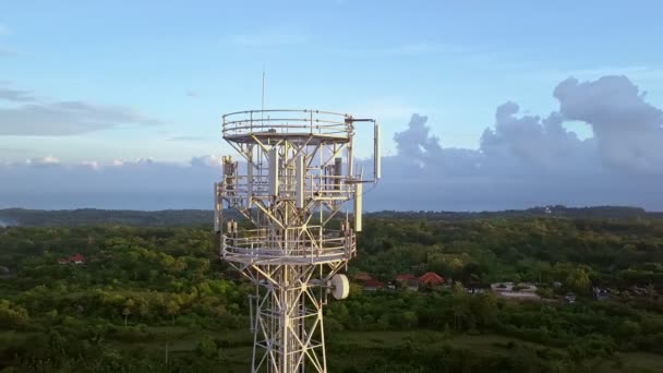 녹색 자연에 휴대 전화 통신 타워의 조감도 — 비디오