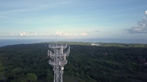 Vista aérea de la torre de comunicación del teléfono celular en naturaleza verde — Vídeos de Stock