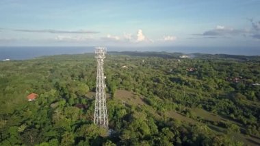 Cep telefonu iletişim Kulesi yeşil doğada havadan görünümü