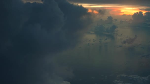 Вид з повітря на білі хмари на блакитному небі на сході сонця з відображенням в океані — стокове відео