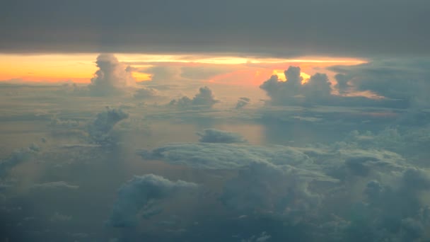 Vista aérea de nuvens brancas no céu azul ao nascer do sol com reflexão no oceano — Vídeo de Stock