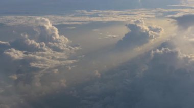 Güzel beyaz yığın bulutların üzerinde mavi gökyüzü havadan görünümü.