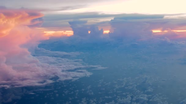 Luftaufnahme weißer Wolken am blauen Himmel bei Sonnenaufgang mit Reflexion im Ozean — Stockvideo