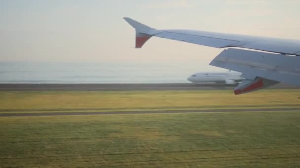 Lombar Adası Bali uçak iniş yoluyla görüntüleme. — Stok video