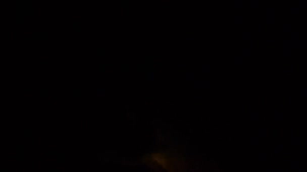 Des éclairs spectaculaires frappent pendant un énorme orage dans le ciel nocturne 