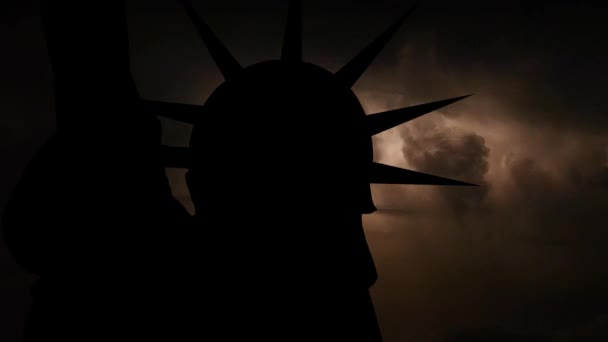 Silhouette of Statue of Liberty on dark background with bright lightning. — Stock Video