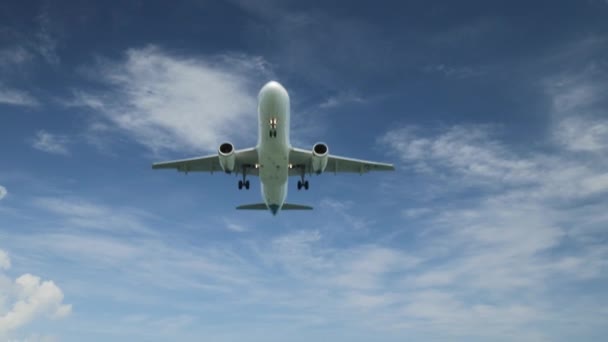 Самолет приземляется на острове Бали аэропорта под голубым морем с волнами на горизонте — стоковое видео