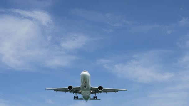 Avión aterrizando en la isla Aeropuerto de Bali bajo el mar azul con olas en el horizonte — Vídeos de Stock