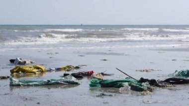Plastik çöp ve çöp sahilde pan. Yakın çekim