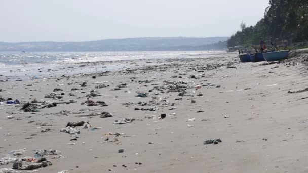 Panorera skott av plast sopor och skräp på stranden. statiska skott — Stockvideo