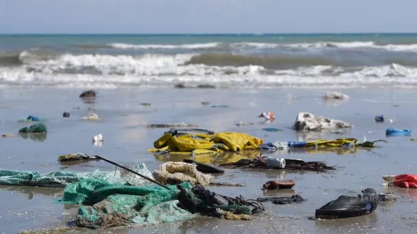 La contaminación en las corrientes marinas arrastra basura a las playas. De cerca. — Vídeos de Stock