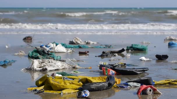 Primer plano de basura plástica y basura en la playa. disparo estático — Vídeo de stock