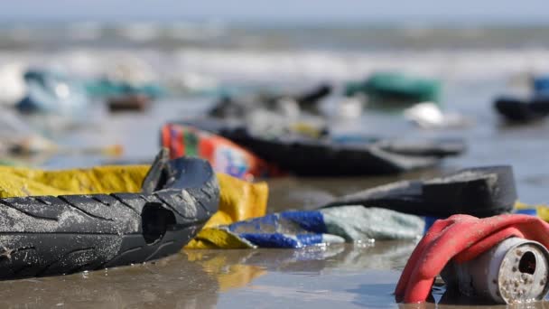Статический экстремальный крупный план пластикового мусора и мусора на пляже. Изменение фокуса — стоковое видео
