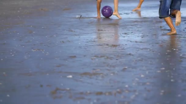Jogando futebol crianças na praia poluída por lixo e lixo — Vídeo de Stock