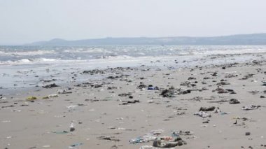 Plastik çöp ve çöp sahilde pan. atış statik