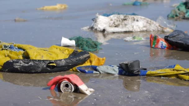 Pan tilt z bliska strzał śmieci z tworzyw sztucznych, i śmieci na plaży — Wideo stockowe