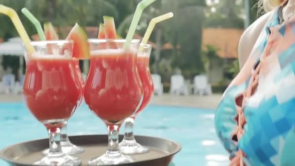 Summer pool party. Close up of fresh juice. — Stock Video