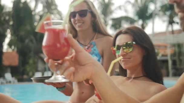 夏のプール パーティー。フレッシュ ジュースのクローズ アップ. — ストック動画