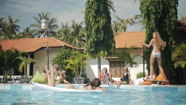 Letní bazénová party. Šťastné skupina mladých přátel se těší dovolená — Stock video