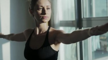 Genç kadın cityscape arka plan ile evde Yoga pratik