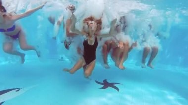 Atlama ve Yüzme Havuzu bir havuz partisinde içine dalış arkadaşları
