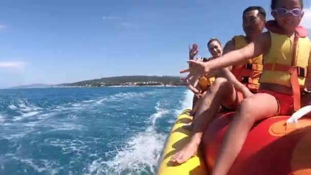 Glada människor som har roligt i havet på vatten attraktioner. — Stockvideo