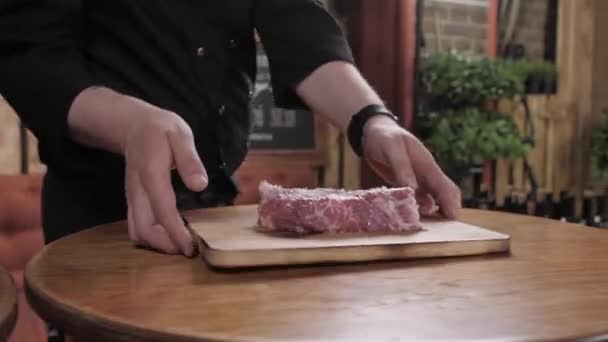 Chef koken lekker vlees biefstuk op de barbecue grill vuur — Stockvideo