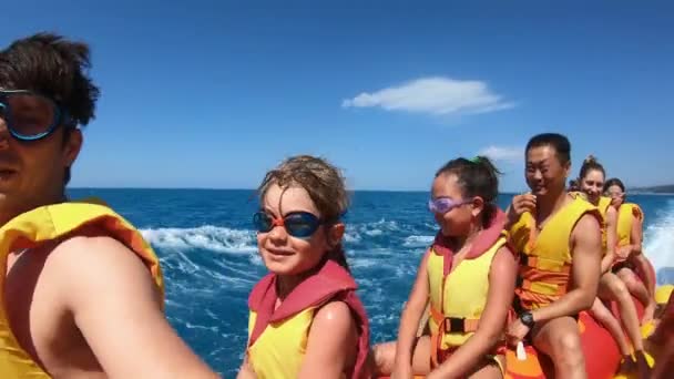 Glückliche Menschen, die sich im Meer auf Wasserattraktionen amüsieren. — Stockvideo